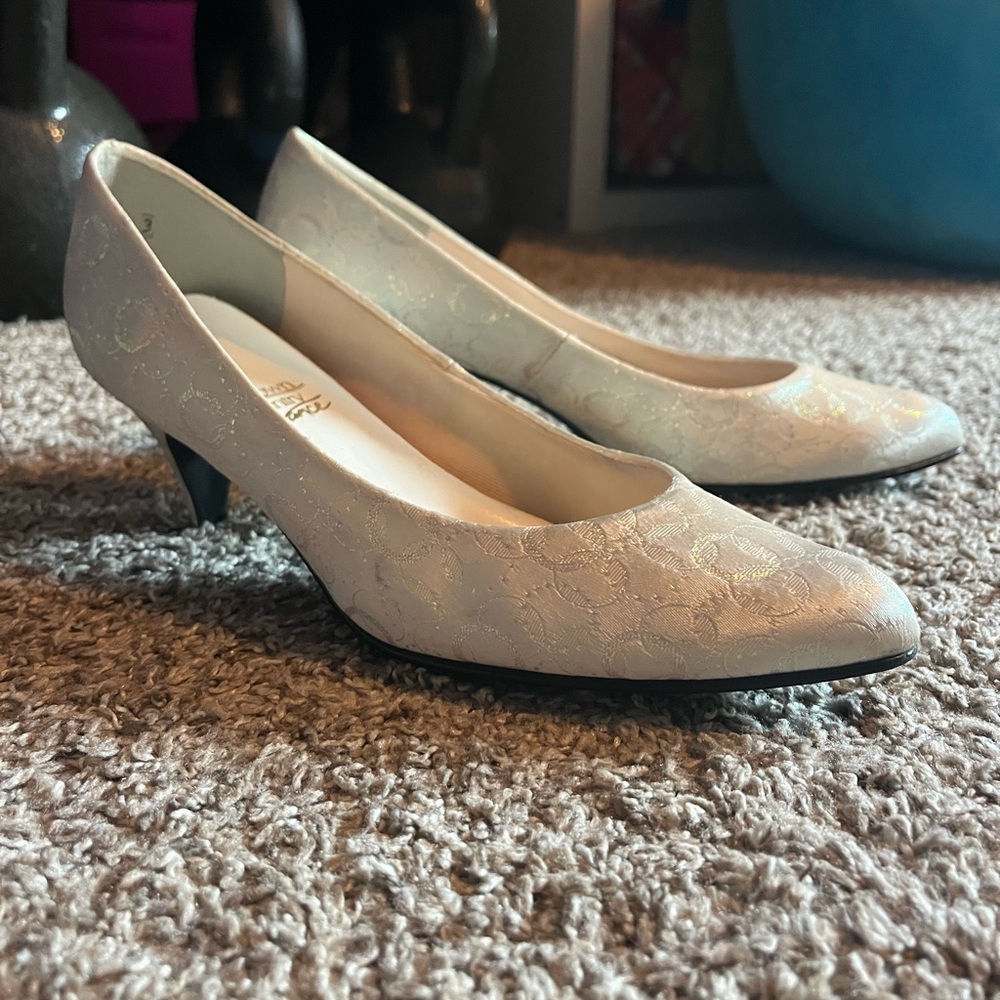 Town & Country White Lace Heels 8VINTAGE